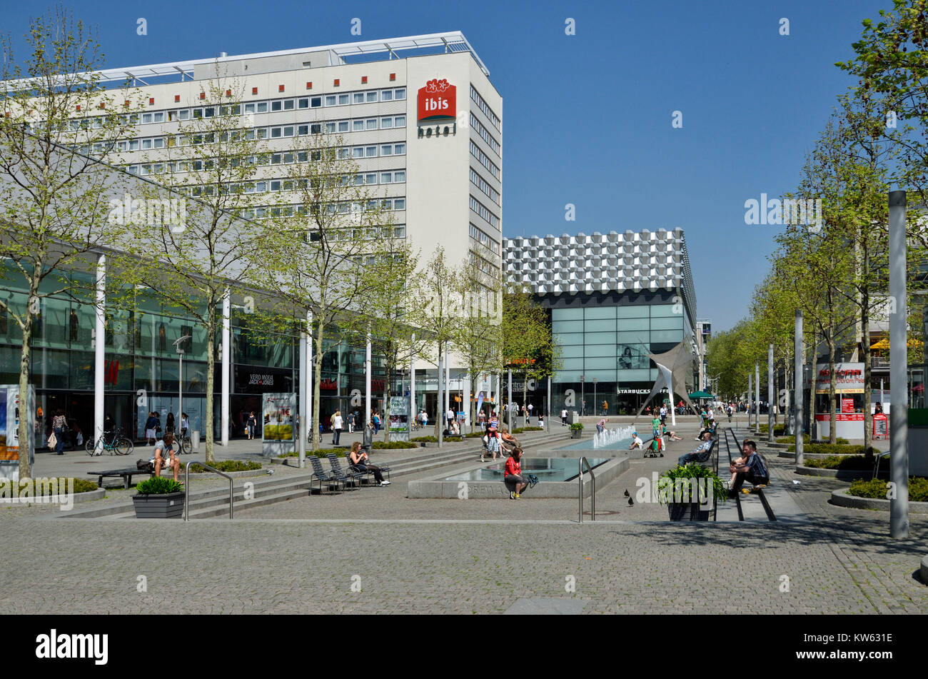 A riposare in shopping mile Praga street, , Ausruhen in der Einkaufsmeile Prager Strasse Foto Stock