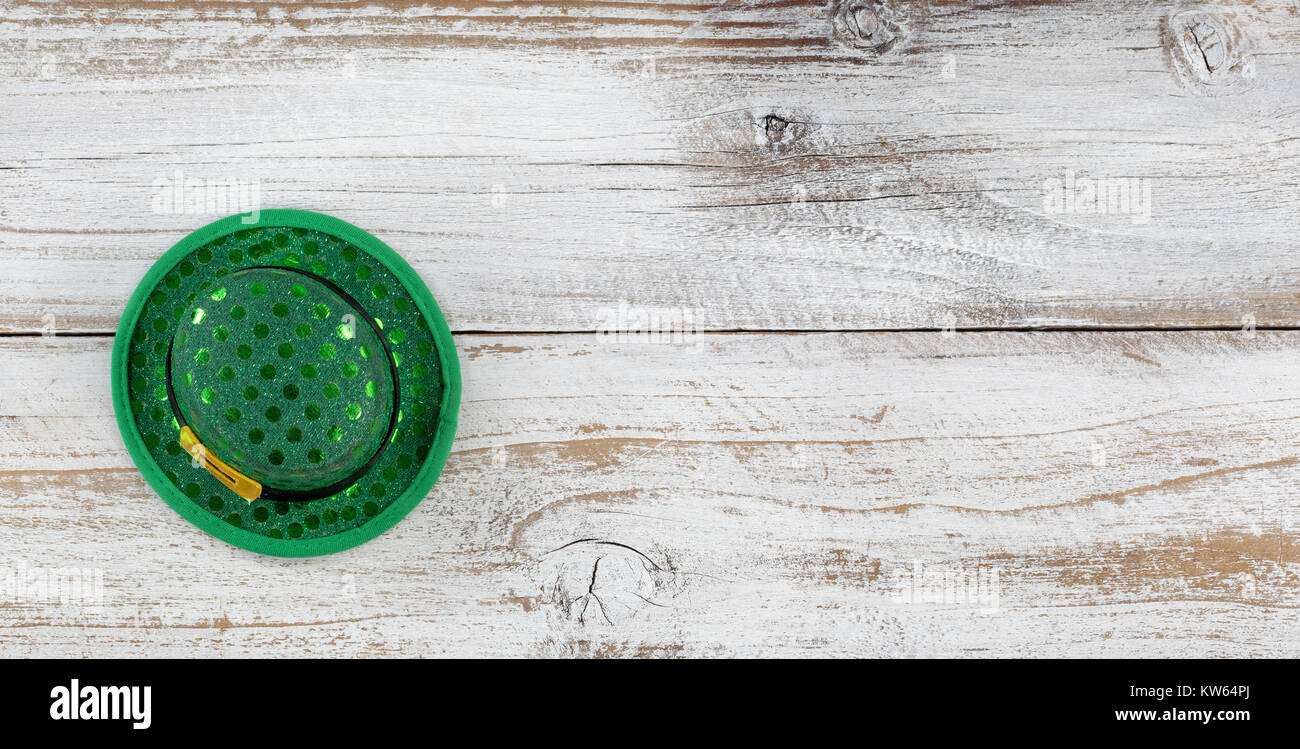 Il giorno di San Patrizio buona fortuna hat su spiovente di legno bianco in vista aerea Foto Stock