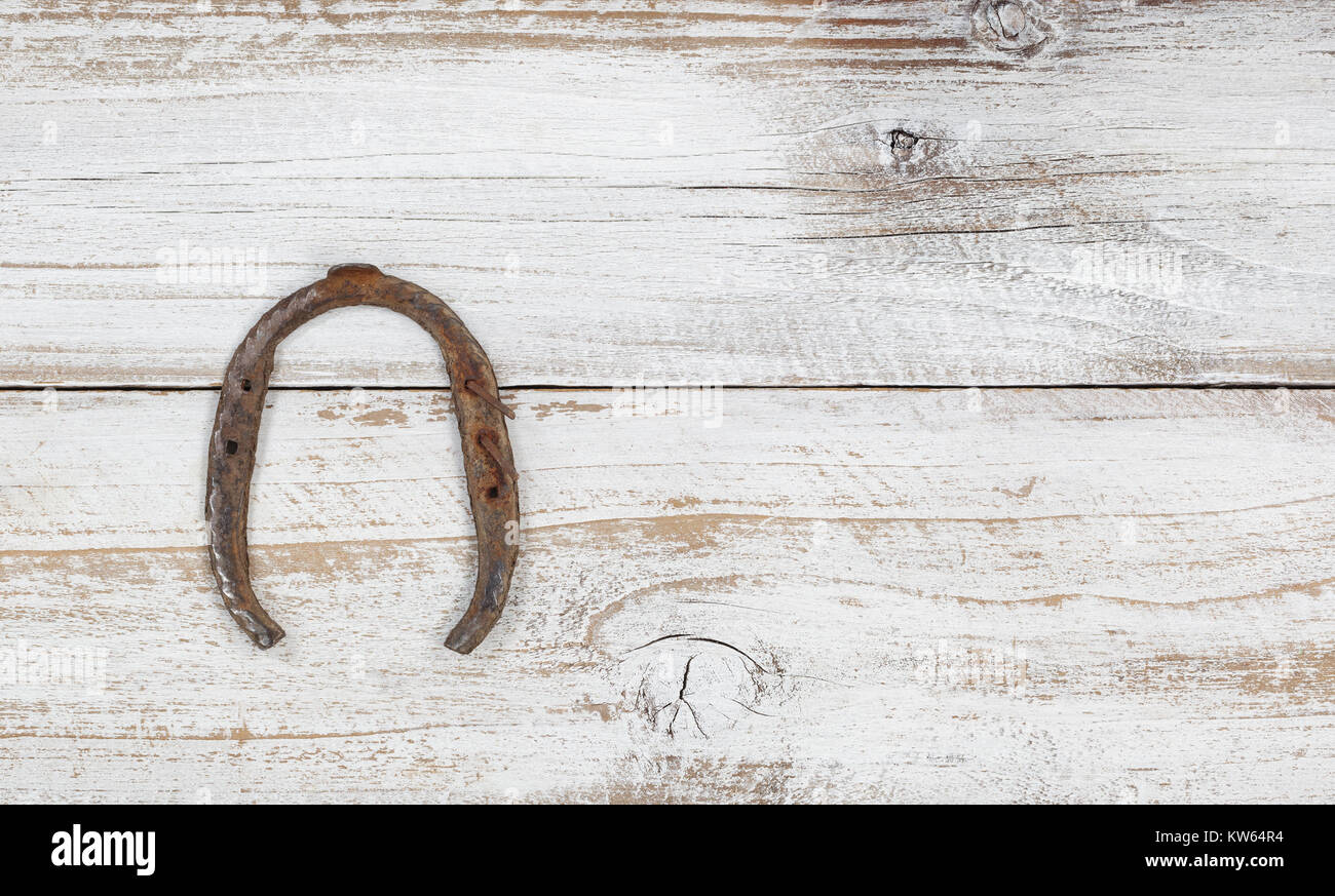Il giorno di San Patrizio buona fortuna ruggine sul ferro di cavallo weathered legno bianco Foto Stock