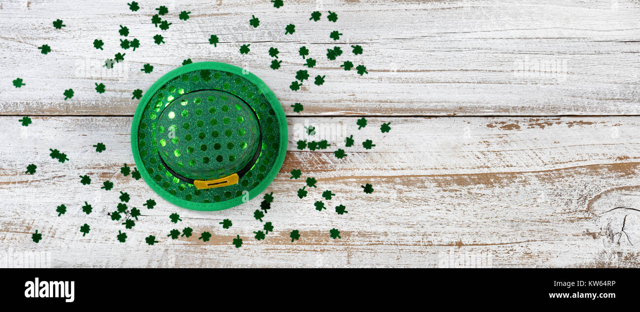 San Patrizio giorno buona fortuna hat con trifogli lucido su bianco rustico di tavole di legno in vista aerea Foto Stock