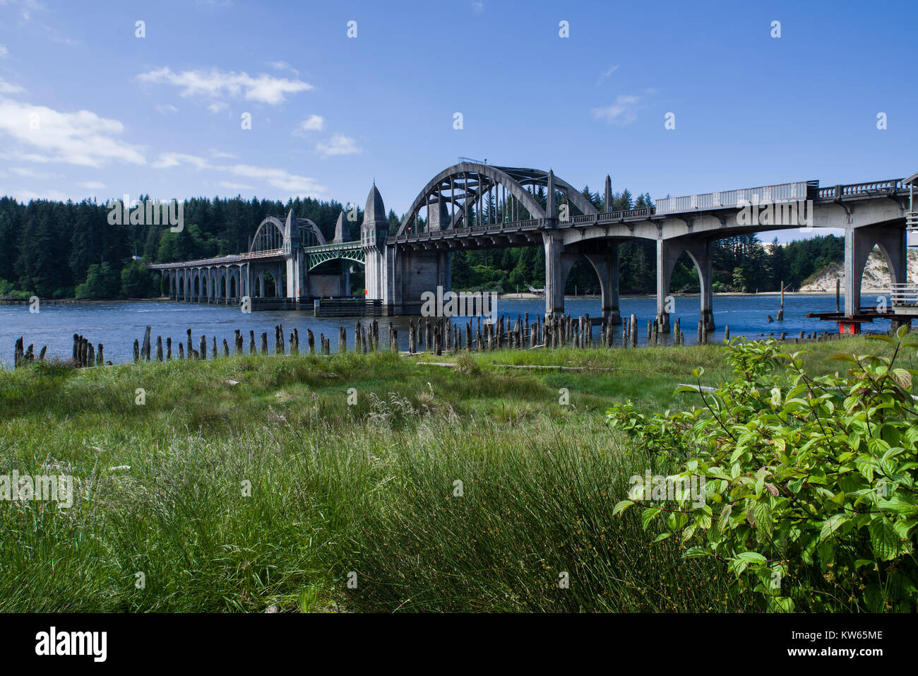 Il Siuslaw River Bridge a Firenze, Oregon, Stati Uniti d'America è stato costruito nel 1934 per 1936 e attraversa il fiume Siuslaw Foto Stock