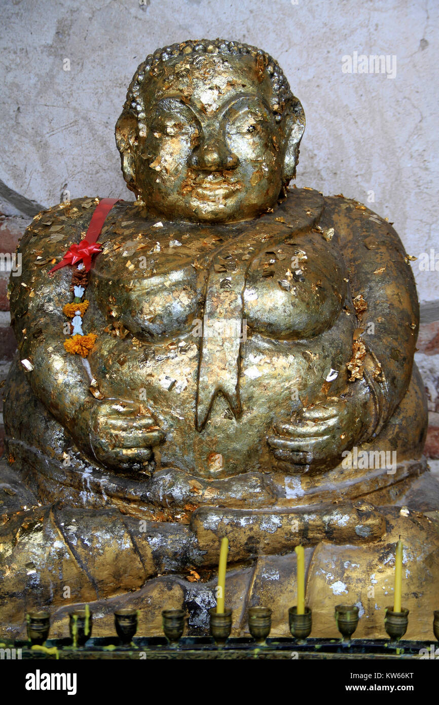 Golden Buddha nel tempio di Wat Mae Nang Pleum, Ayutthaya, Thailandia Foto Stock