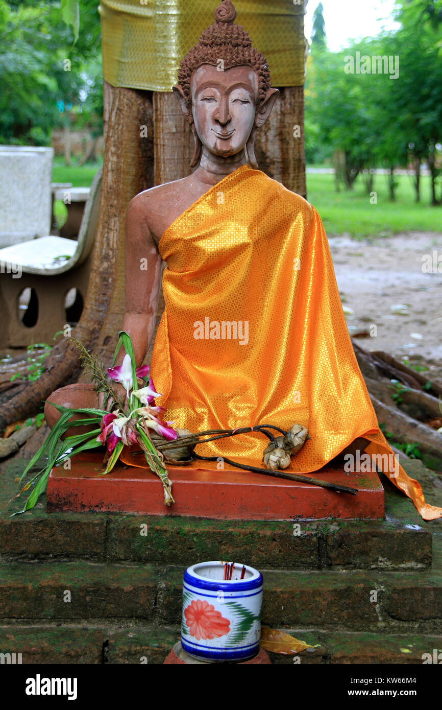 Il Buddha sotto l'albero in Wat Mae Nang Pleum, Ayutthaya, Thailandia Foto Stock