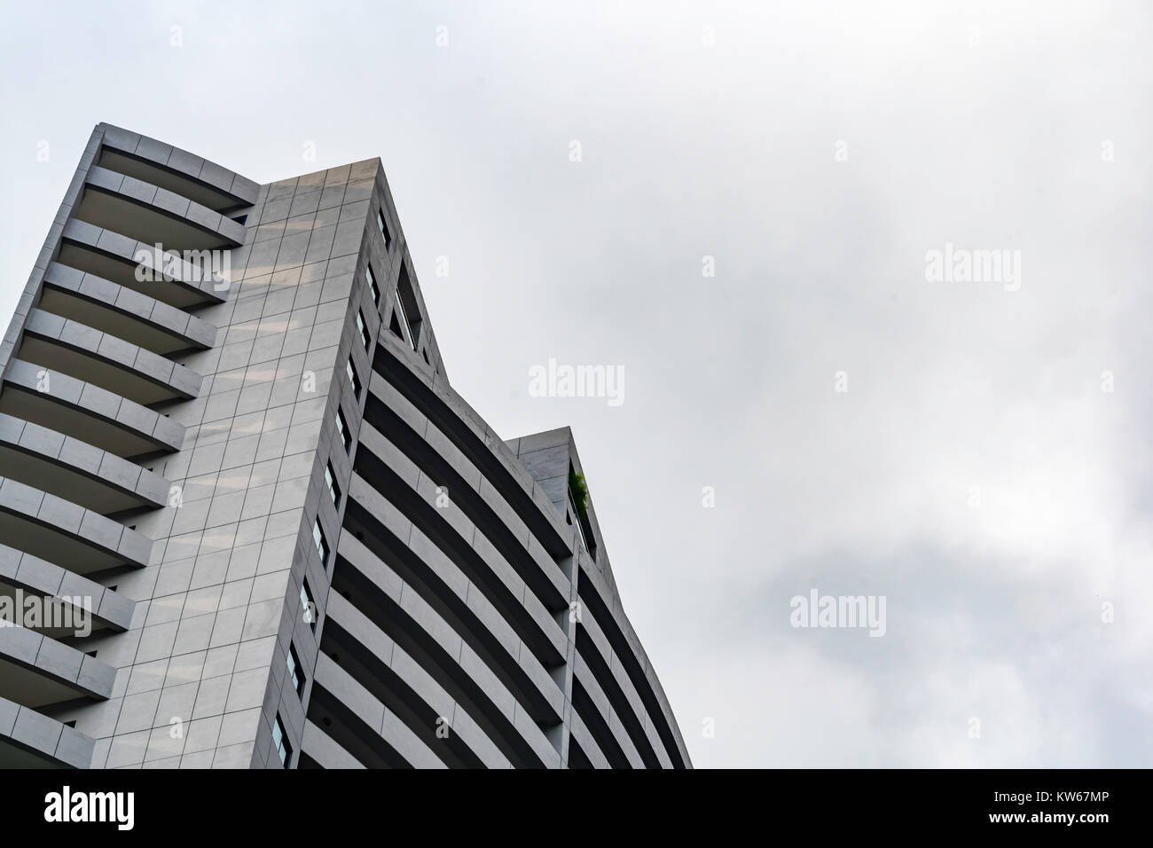 Un'alta torre di cemento generica anonima a Kuala Lumpur, Malesia Foto Stock