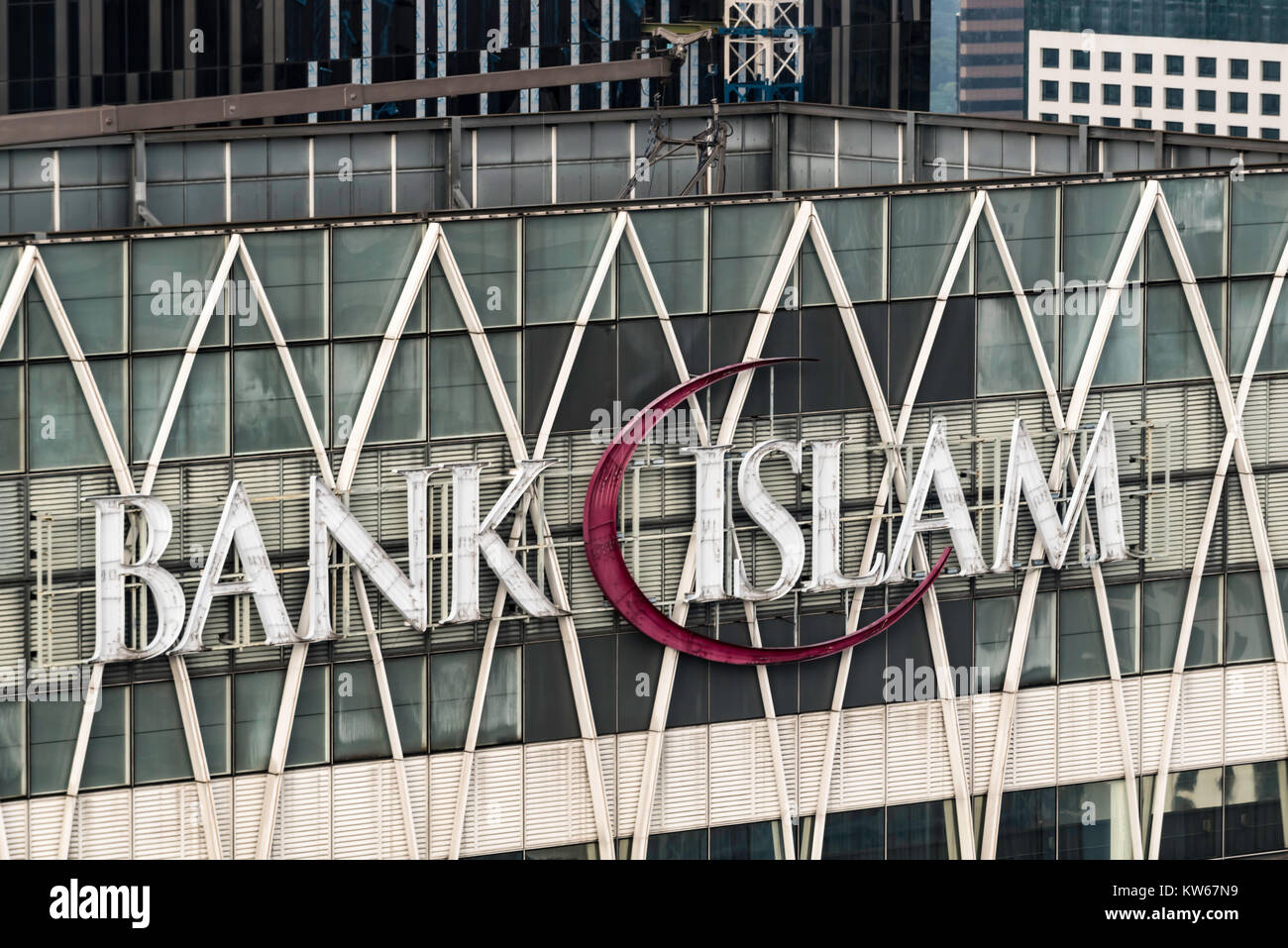 Un annuncio pubblicitario o segno del logo su un edificio alto a Kuala Lumpur per Bank Islam Malaysia Foto Stock