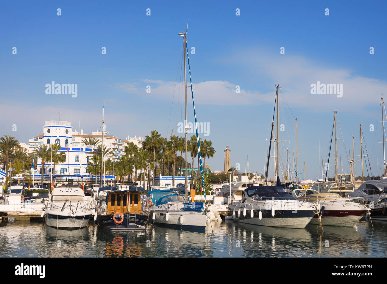 Estepona Costa del Sol, provincia di Malaga, Andalusia, Spagna meridionale. La Marina, nome completo Puerto Deportivo de Estepona. Foto Stock