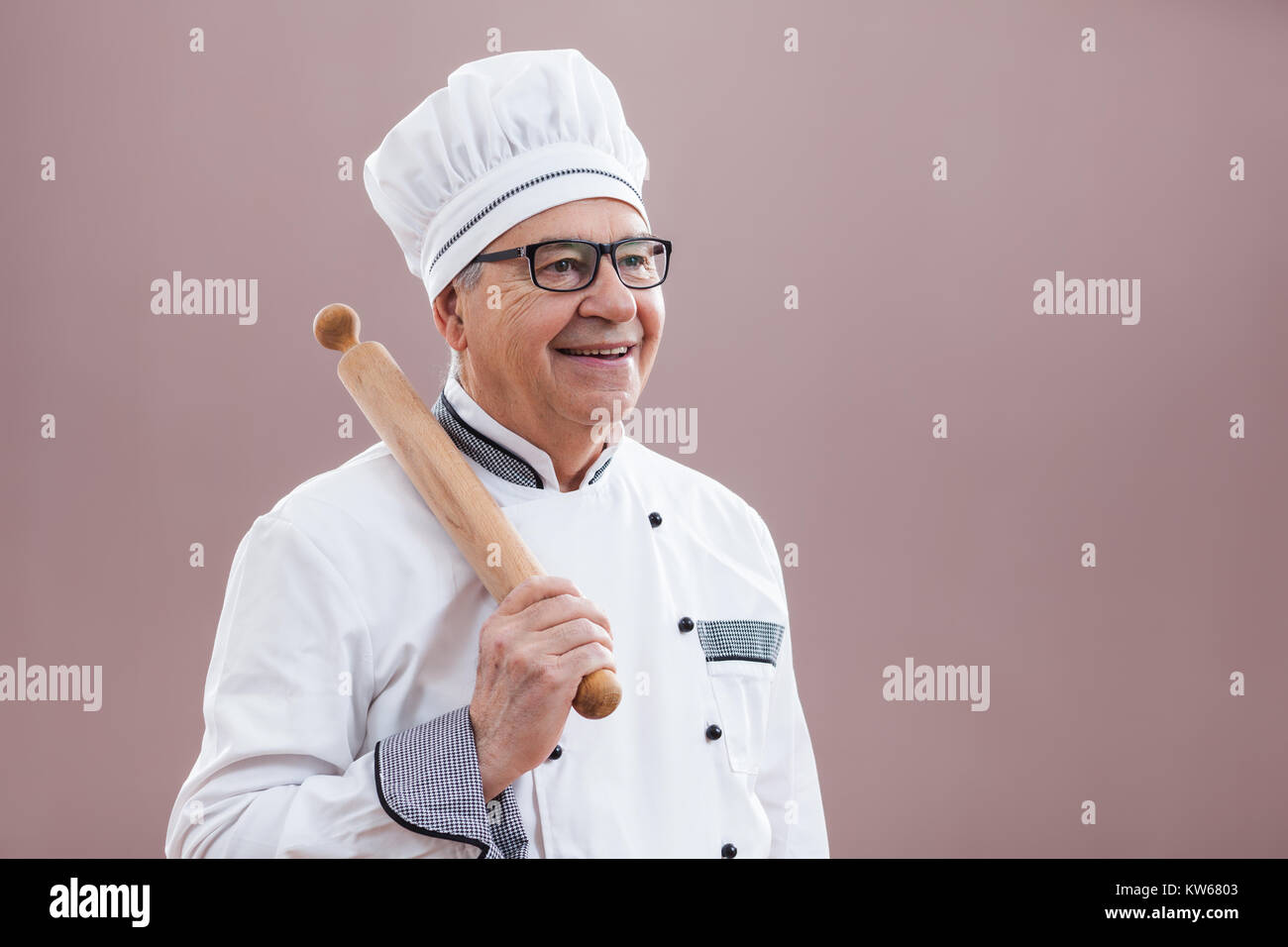Ritratto di felice ristorante la chef in uniforme di lavoro Foto Stock