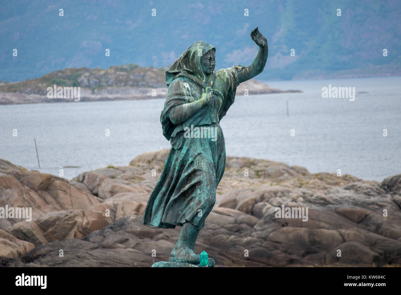 SVOLVAER, Norvegia - Luglio 12, 2017: la statua "Fisherman's moglie' all'entrata del porto, Svolvaer, Isole Lofoten, Nordland county, Norvegia. Foto Stock