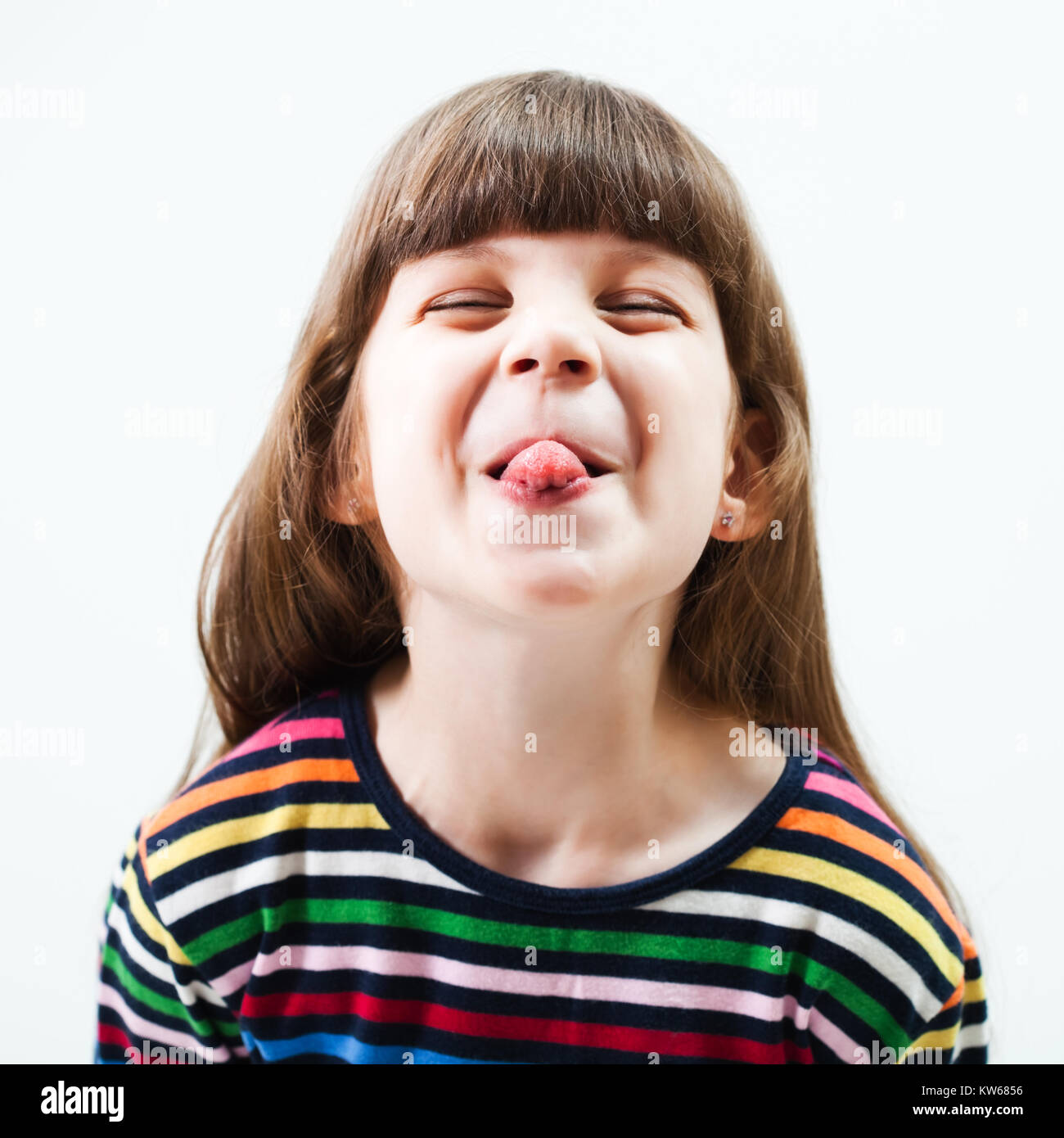 Bambina rendendo la faccia Foto Stock