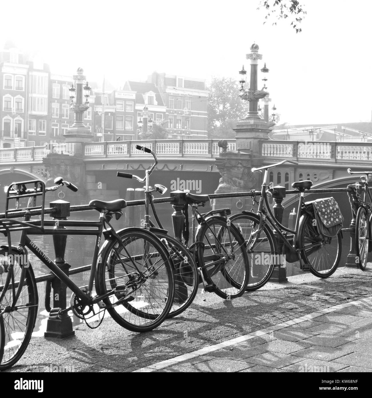 Vecchia Amsterdam, biciclette sul ponte Foto Stock