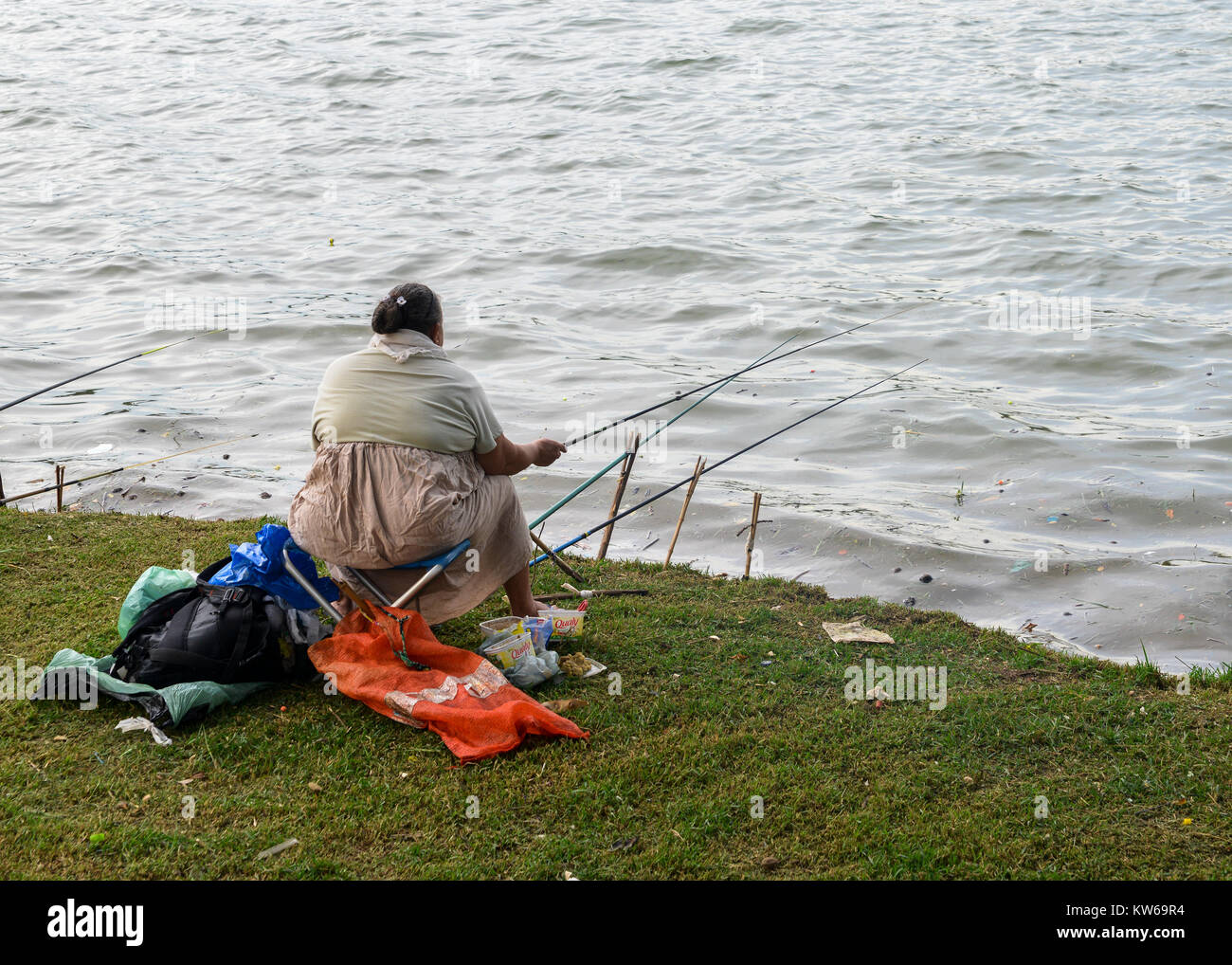 Belo Horizonte - 26 DIC 2017: Afro-Brasiliano donna pesce sul Lago Pampulha, nonostante l'inquinamento, a Belo Horizonte, Minas Gerais, Brasile Foto Stock