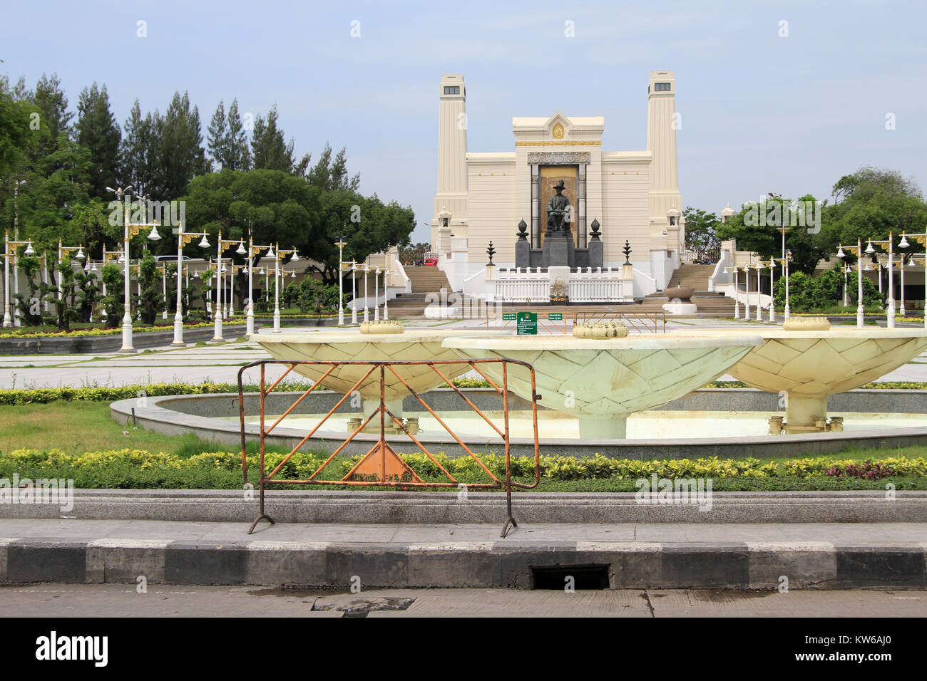 Monumento Rama I sulla banca del fiume Chao Phraya a Bangkok, in Thailandia Foto Stock