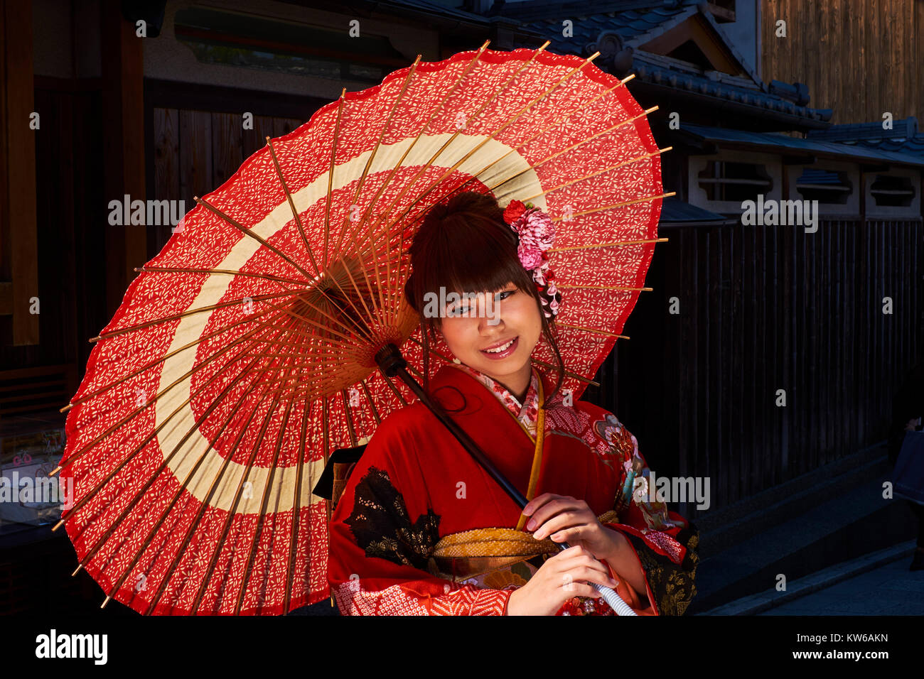 Giappone, isola di Honshu, la regione di Kansai, , Kyoto, Gion, Geisha ex area di Yasaka tempio, giovane donna in kimono Foto Stock