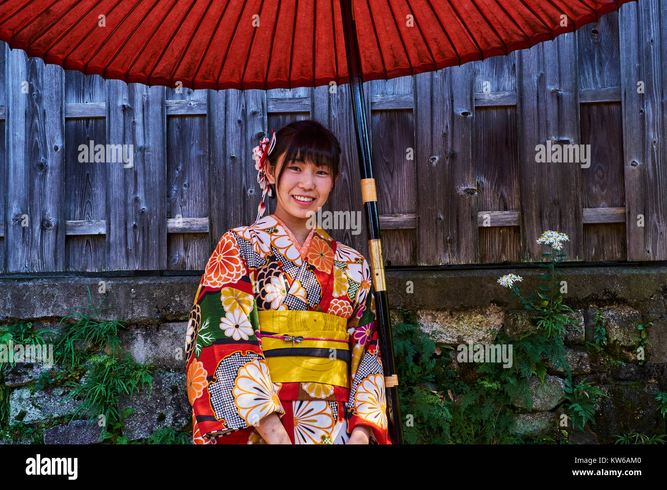 Giappone, isola di Honshu, la regione di Kansai, Kyoto, Gion, Geisha area ex, giovane donna in kimono Foto Stock