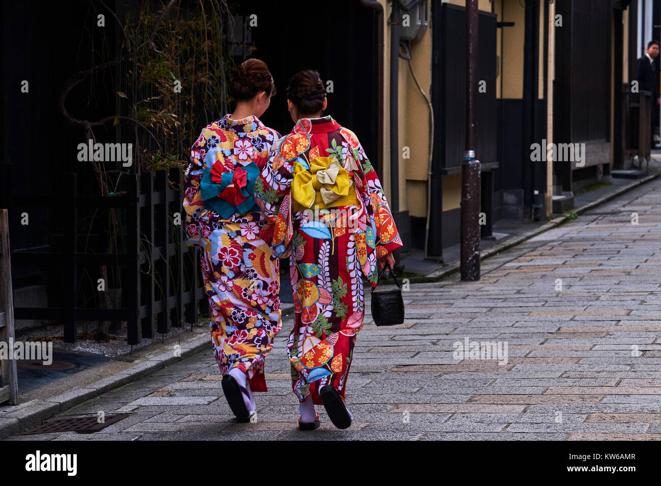 Giappone, isola di Honshu, la regione di Kansai, Kyoto, Gion, Geisha area ex, giovani donne in kimono Foto Stock