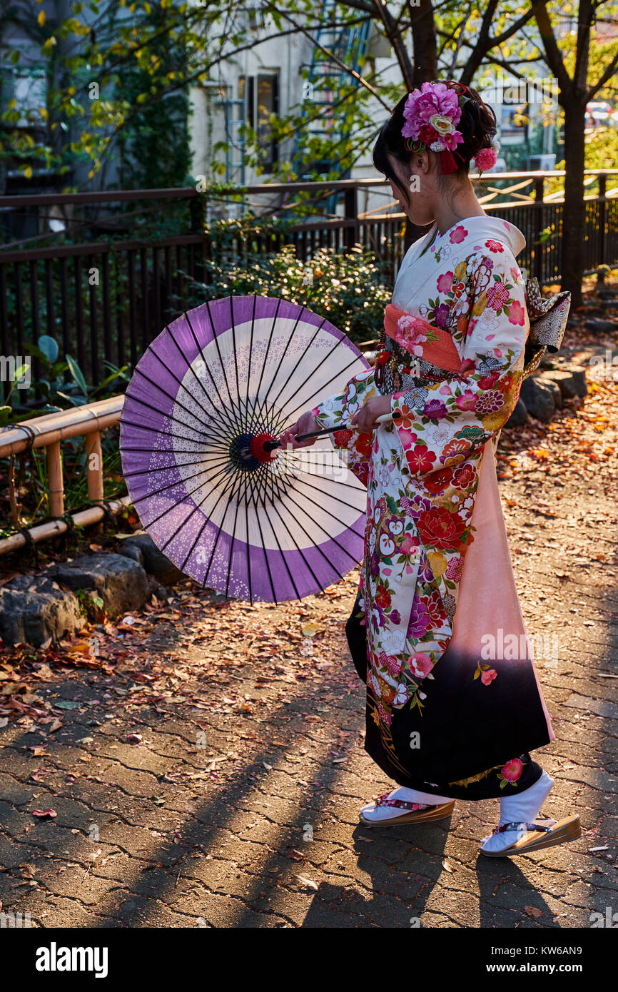 Giappone, isola di Honshu, la regione di Kansai, Kyoto, Gion, Geisha area ex, giovane donna in kimono Foto Stock
