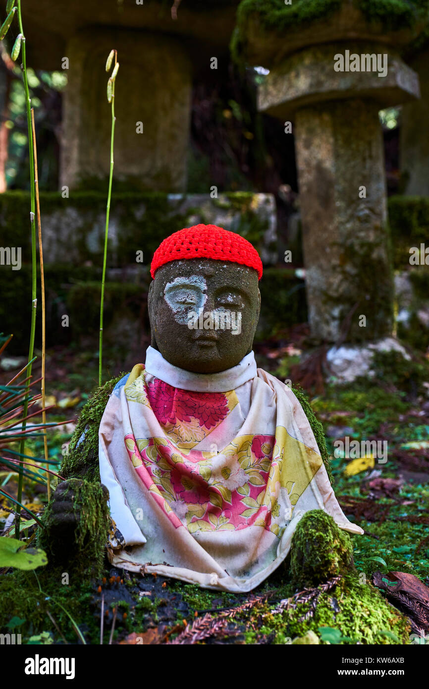 Giappone, Honshu, Wakayama, Kumano Kodo pellegrinaggio sentiero, Koya San, Oku no, buddista cimitero con lapidi buddista Foto Stock