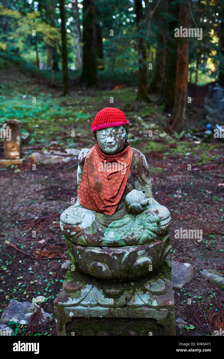 Giappone, Honshu, Wakayama, Kumano Kodo pellegrinaggio sentiero, Koya San, Oku no, buddista cimitero con lapidi buddista Foto Stock