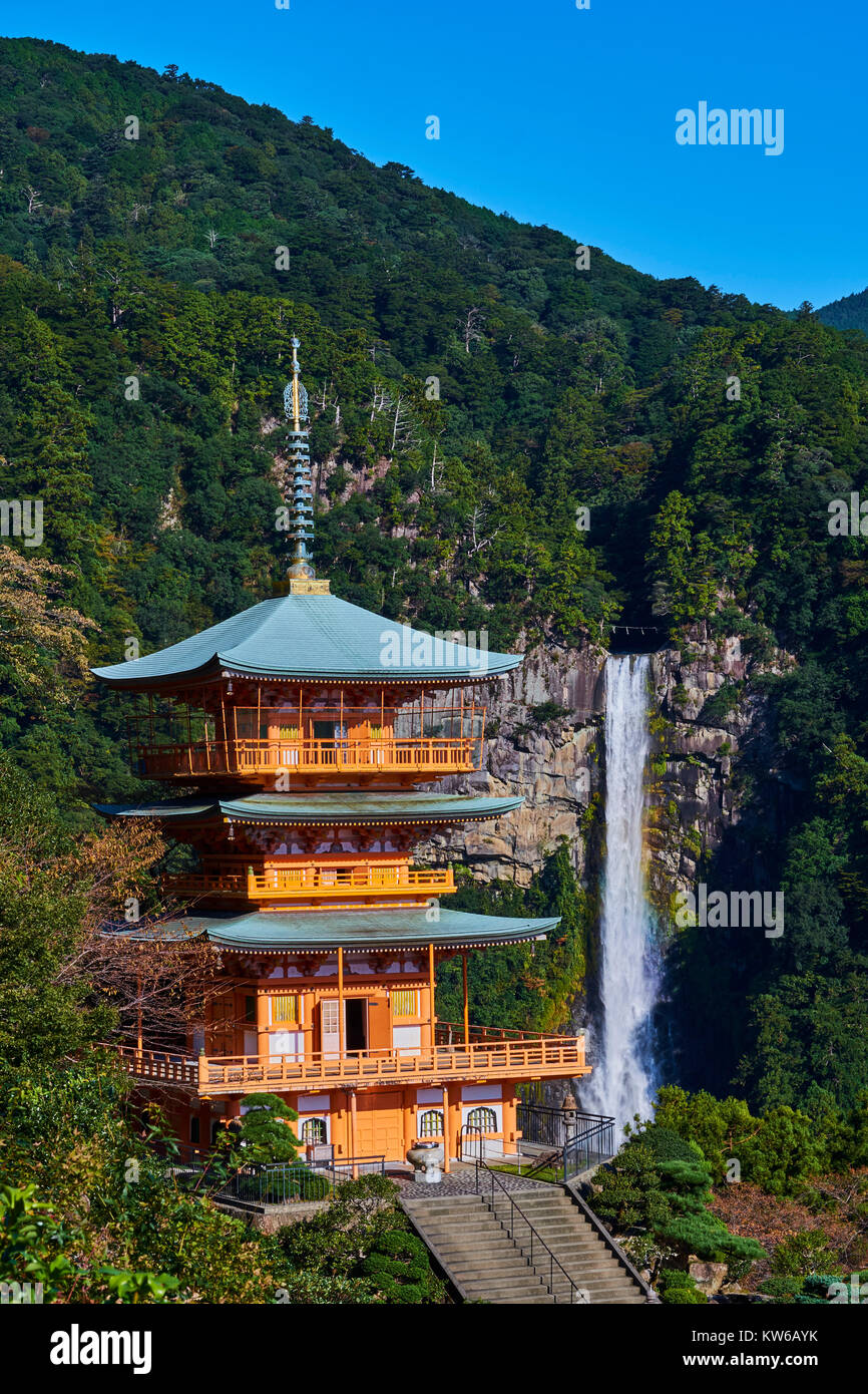 Giappone, Honshu, Wakayama, Kumano Kodo pellegrinaggio sentiero, Nachi no taki cascata e la Nachi san Seiganto ji pagoda, santo, sito patrimonio mondiale dell'UNE Foto Stock