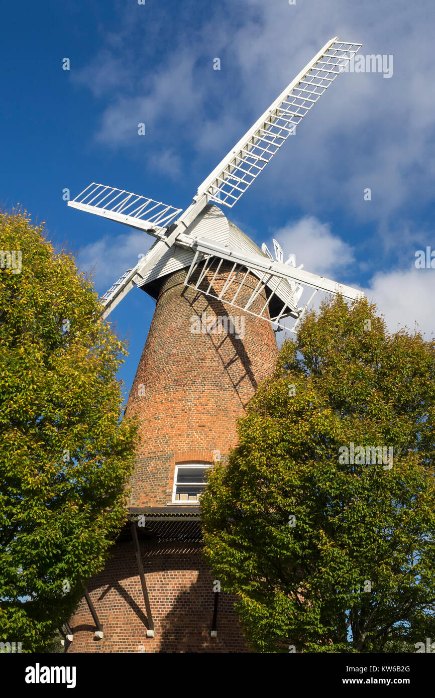 RAYLEIGH, ESSEX, UK - 27 OTTOBRE 2017: Vista esterna del mulino a vento di Rayleigh - un edificio classificato di grado 2 Foto Stock