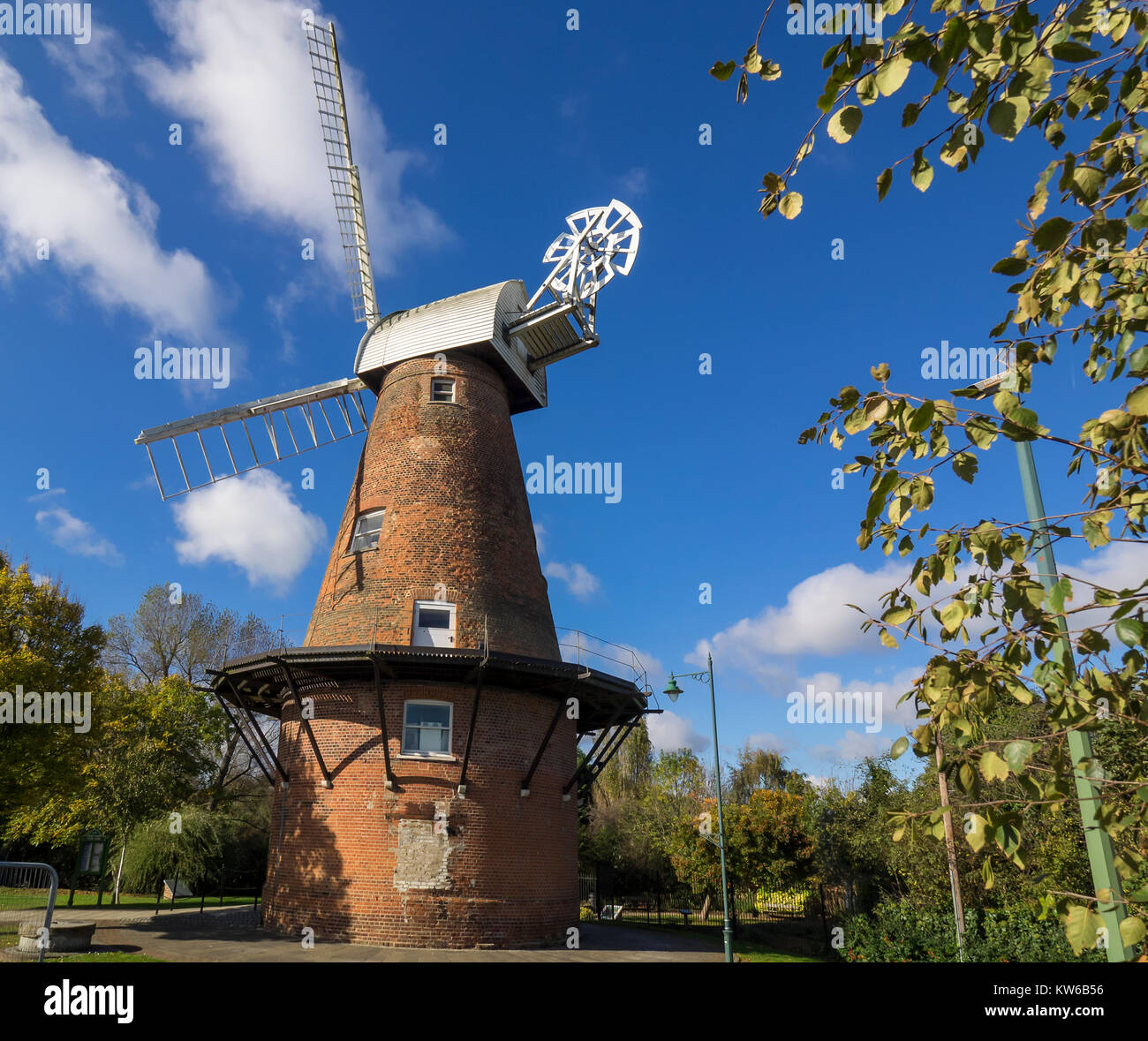 RAYLEIGH, ESSEX, UK - 27 OTTOBRE 2017: Vista esterna del mulino a vento di Rayleigh - un edificio classificato di grado 2 Foto Stock