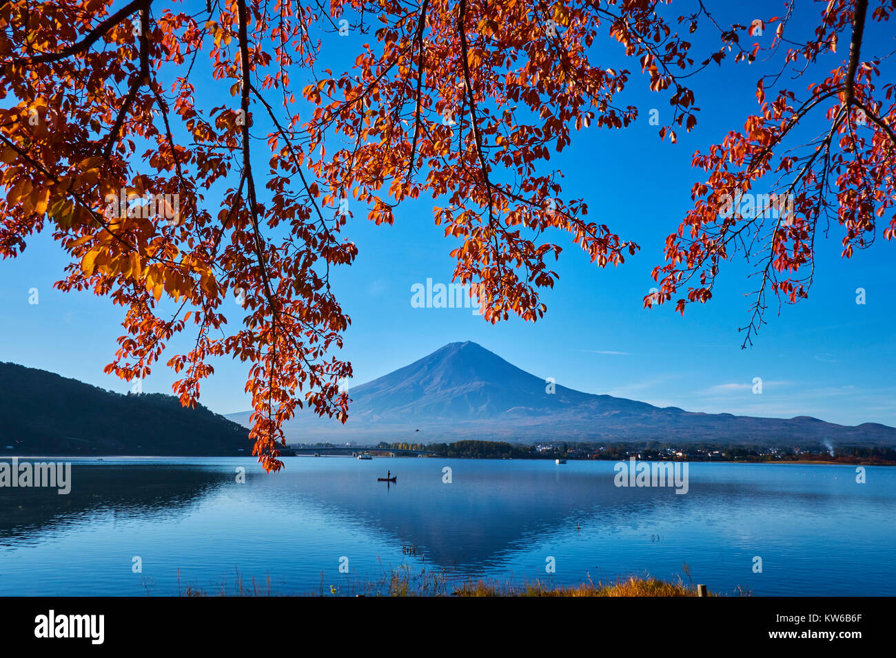 Giappone, Honshu, Shizuoka, Fujiyoshida, Kawaguchiko lago e monte Fuji nel colore di autunno Foto Stock