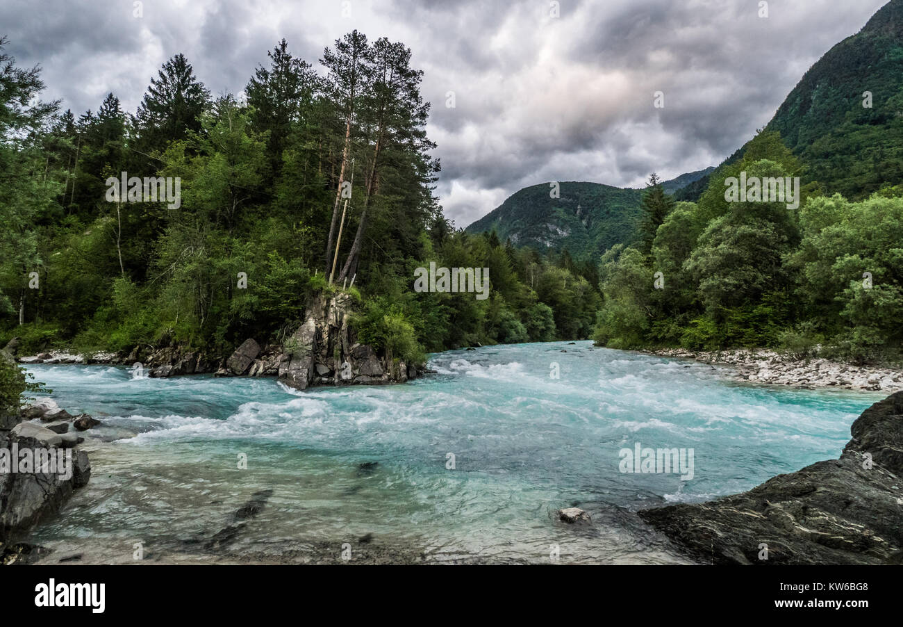 Il fiume Soca in Slovenia in un giorno nuvoloso Foto Stock