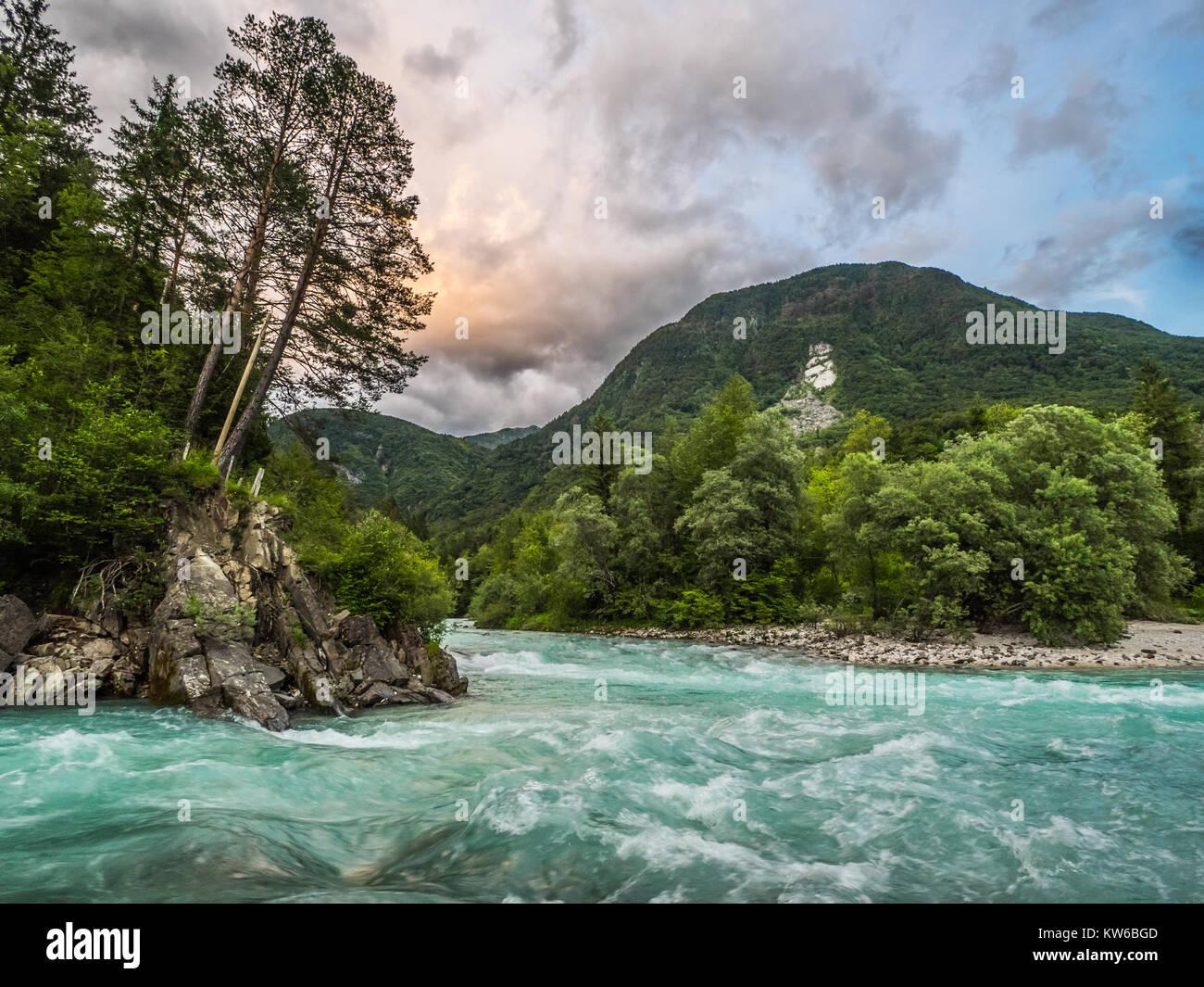 Il fiume Soca in Slovenia in una giornata di sole Foto Stock