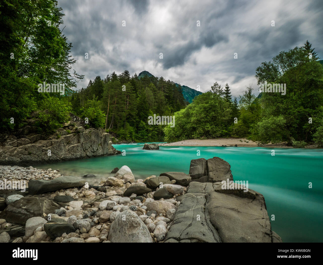 Il fiume Soca in Slovenia in un giorno nuvoloso Foto Stock