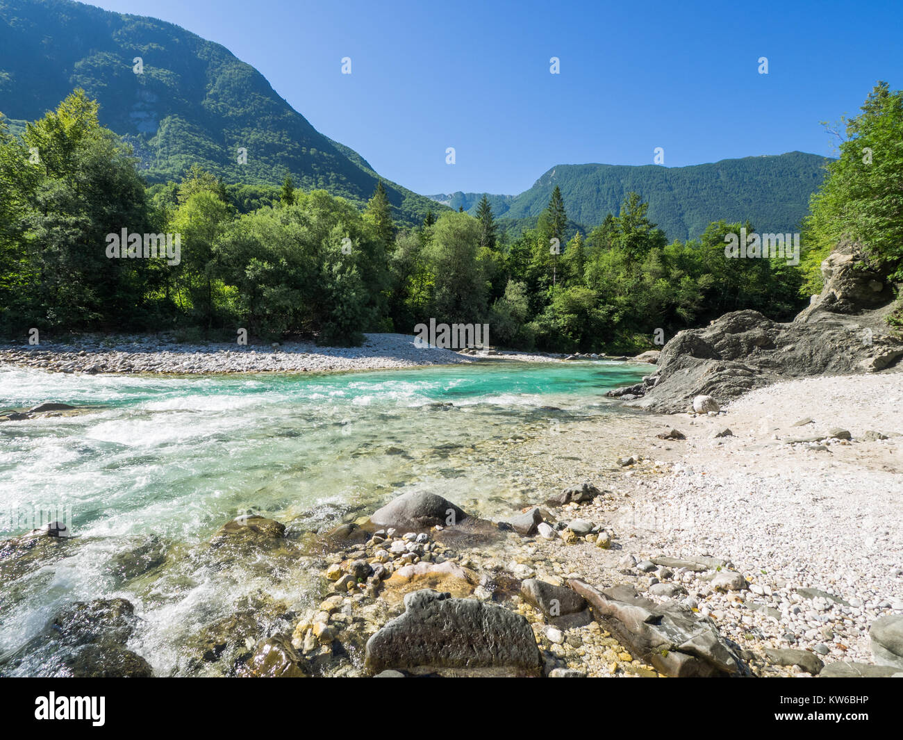 Il fiume Soca in Slovenia in una giornata di sole Foto Stock