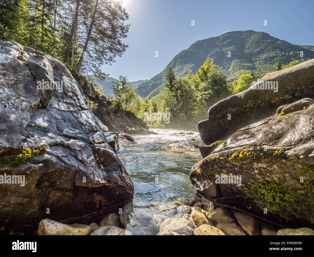 Il fiume Soca in Slovenia con due grandi rocce Foto Stock