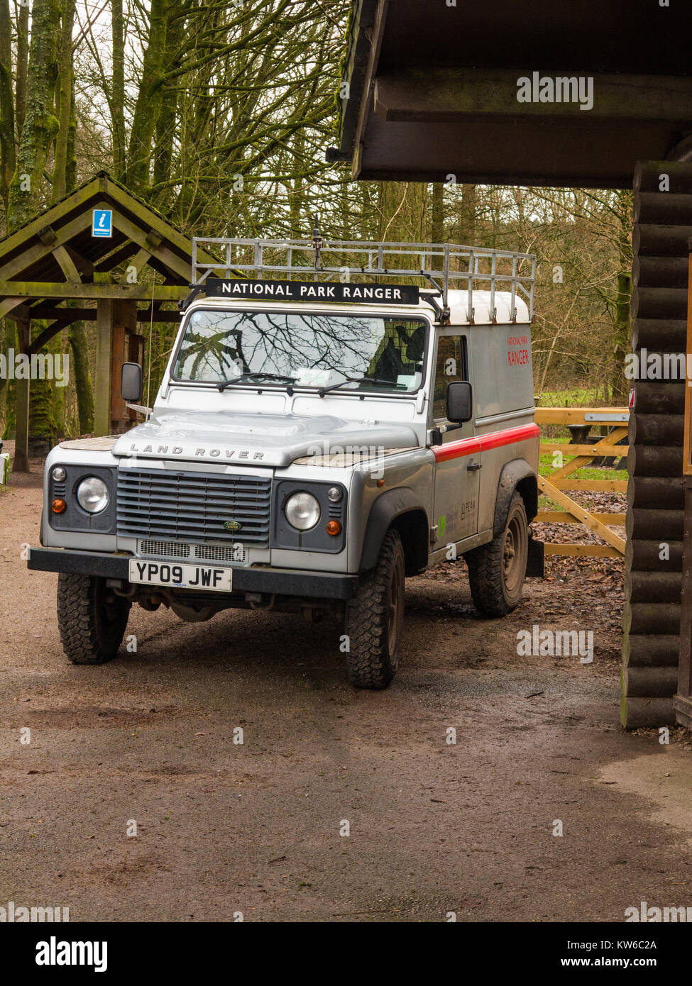 National Park Rangers Landrover parcheggiato nel parcheggio a Macclesfield forest in inglese il Peak District Foto Stock