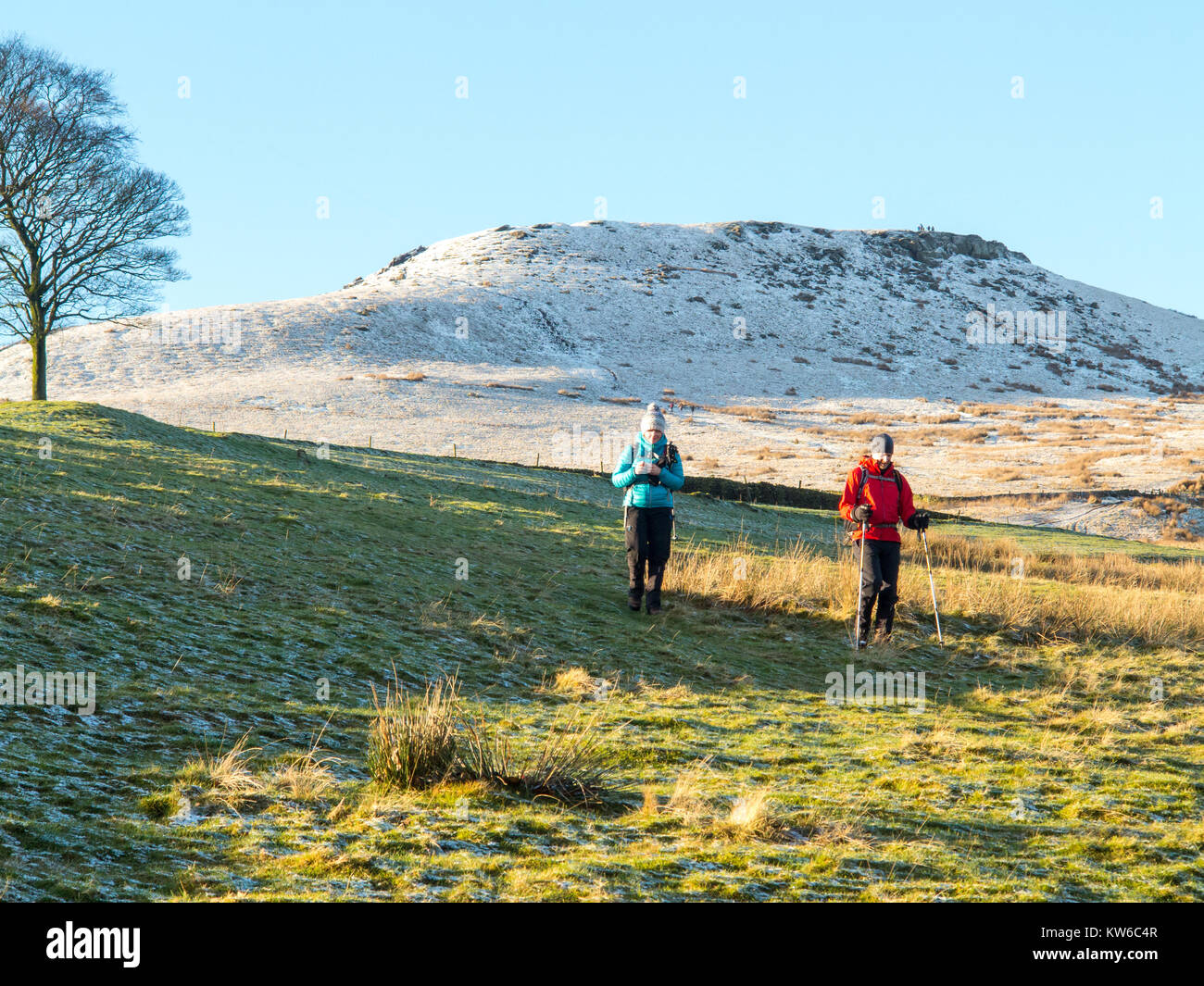 Shutlingsloe hill nella neve il terzo punto più alto nel Cheshire a 506 metri visto da Wildboarclough Peak District Foto Stock