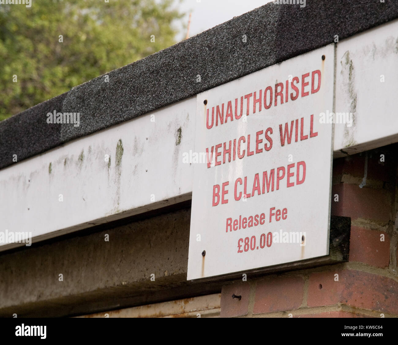 Veicoli non autorizzati verranno serrate segno di avvertimento Foto Stock
