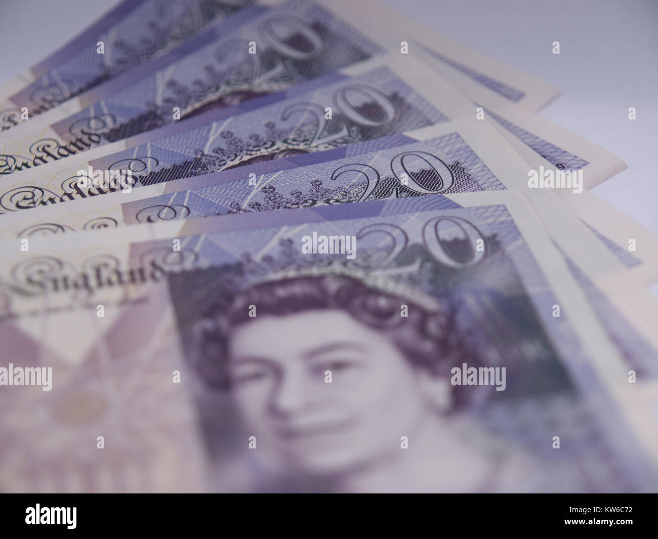Cinque venti pound note distribuite a ventaglio, profondità di campo Foto Stock
