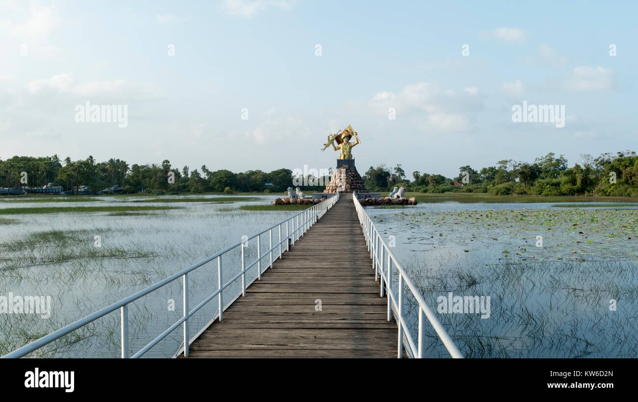 Monumento alla vittoria dell'esercito dello Sri Lanka vicino a Mullaitivu, che segna la sconfitta delle Tigri alla fine della guerra civile dello Sri Lanka Foto Stock