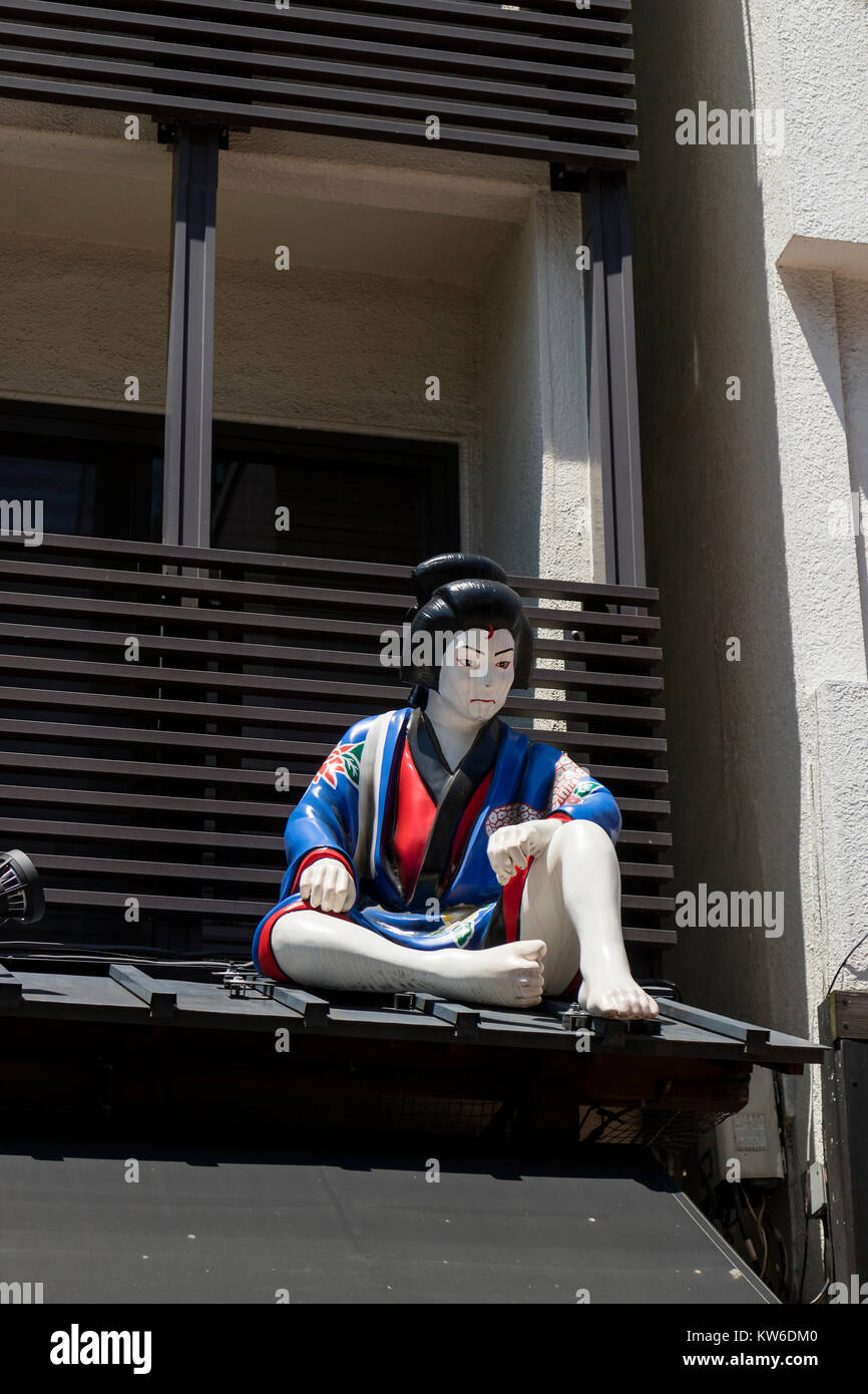 Tokyo - Giappone, 19 giugno 2017; la figura di una banda di ladri di 5, un carattere Kabuki in Denboin-dori Street, Asakusa Foto Stock