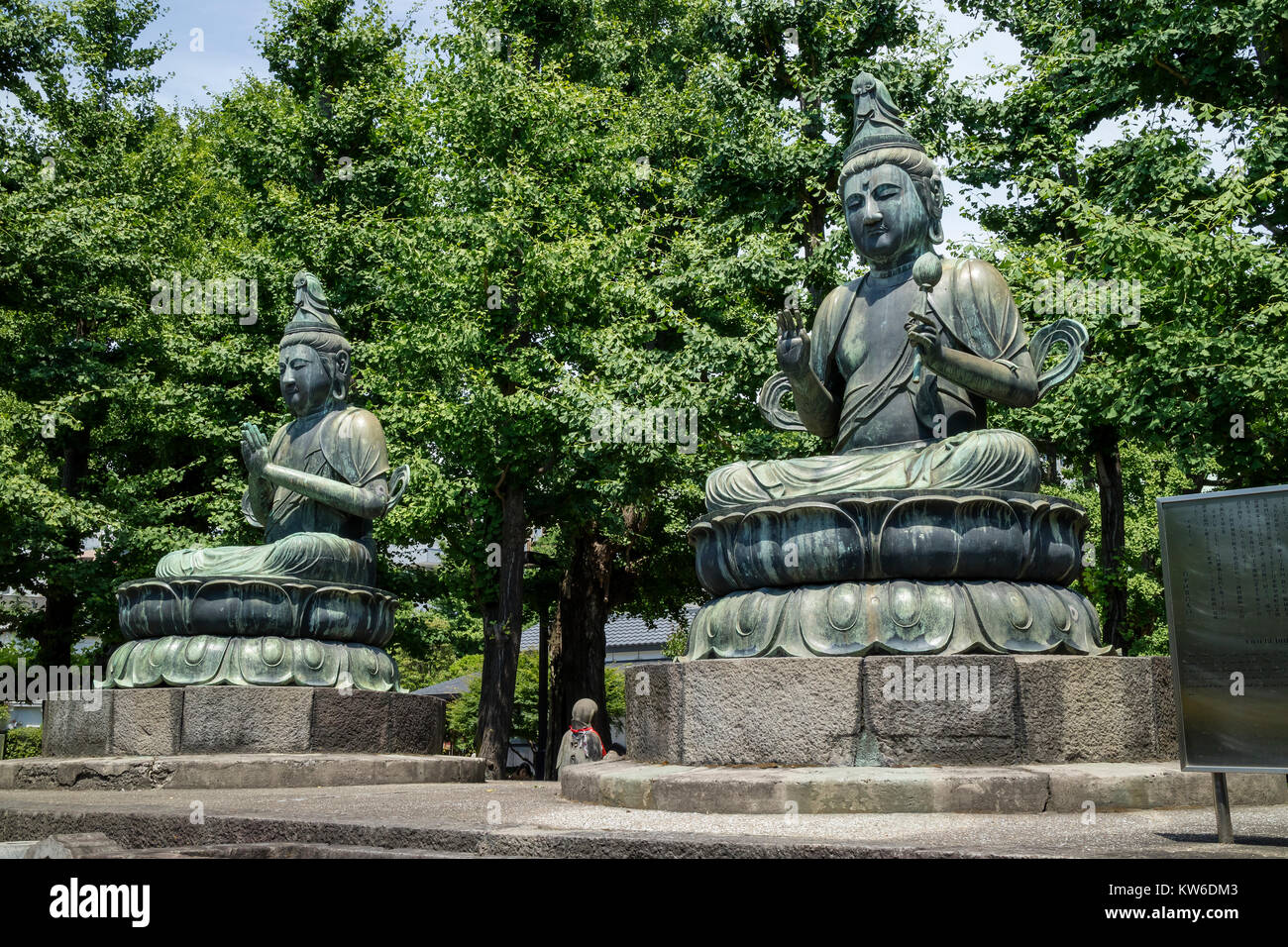 Tokyo - Giappone, 19 giugno 2017; statua di Kannon Bosatsu e Seishi Bosatsu al Senso-ji tempio motivi Foto Stock
