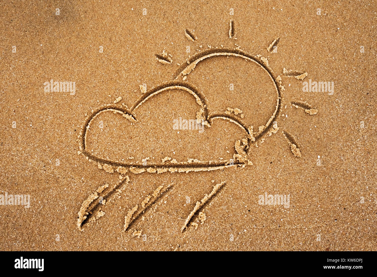 Cloud computing con la pioggia ed il sole tracciata sulla spiaggia sabbiosa. Segno per le previsioni del tempo Foto Stock
