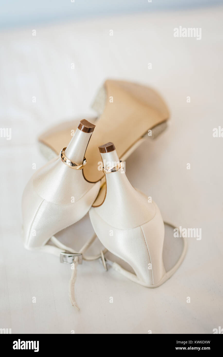 Bianco scarpe matrimonio con anelli d oro su di esso Foto Stock