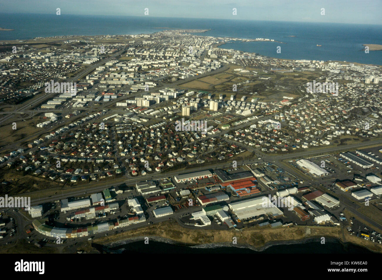 Sobborghi residenziali e piccole industrie in Reykjavik sulla costa di Islanda Foto Stock