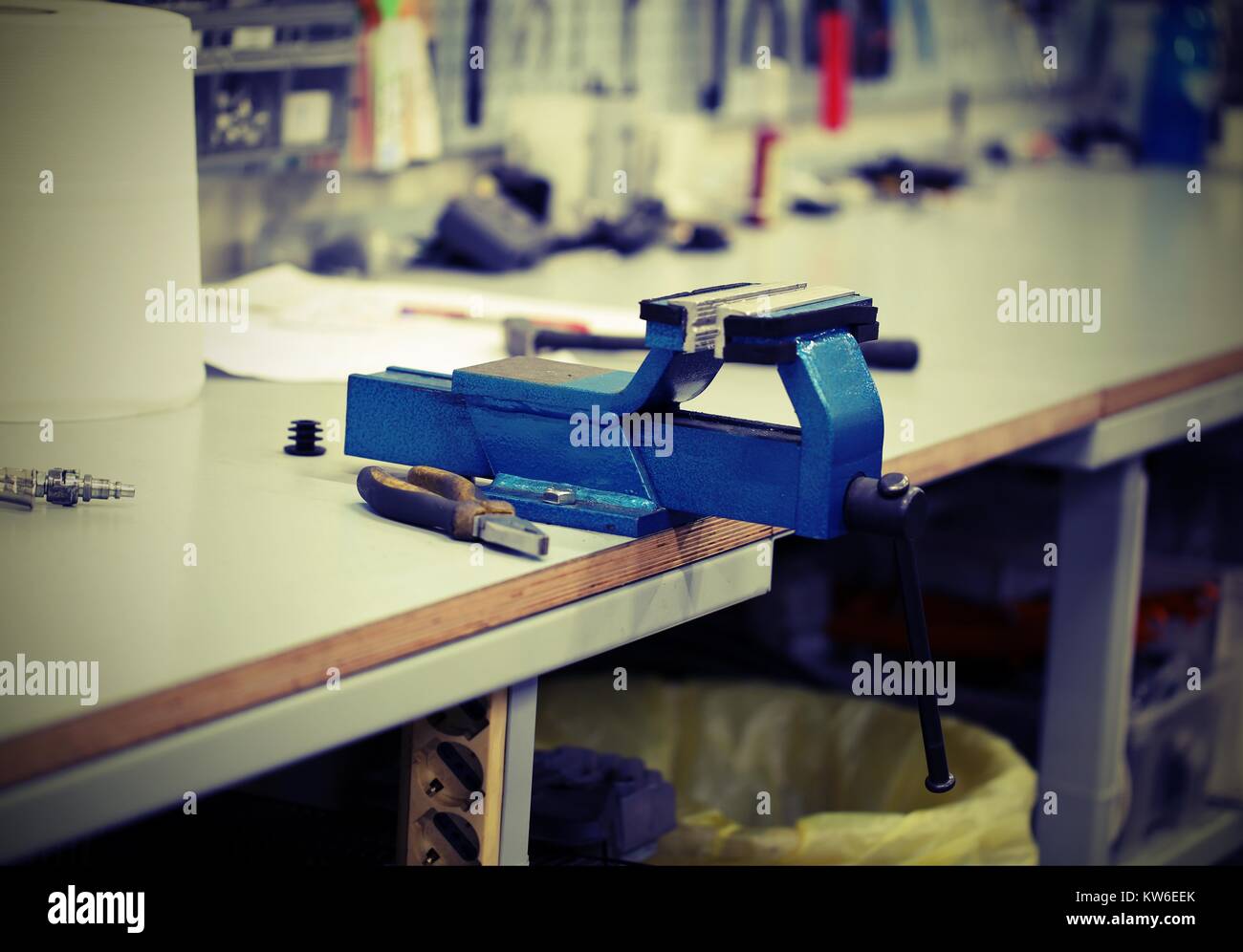 Blue Morsa Sul Banco Di Lavoro Dellofficina Meccanica Con