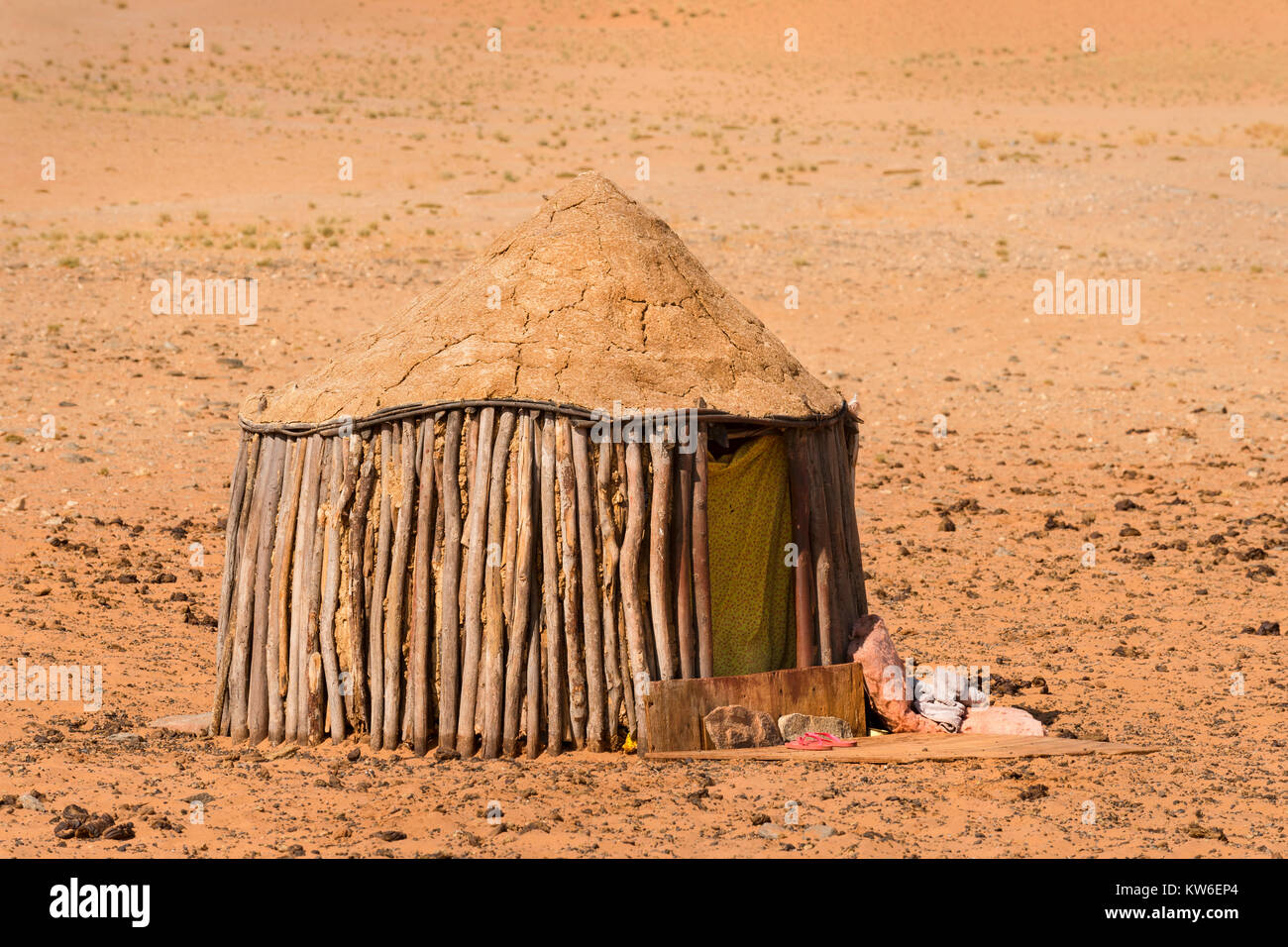 Una casa rifugio in un villaggio Himba nel deserto arido di Kaokoland, Namibia Foto Stock