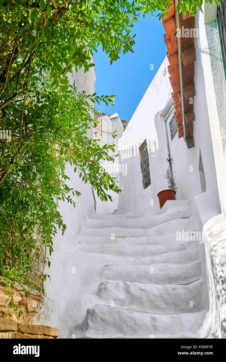 Case tradizionali bianche nel trimestre Anafiotika sotto l'Acropoli di Atene, Grecia Foto Stock