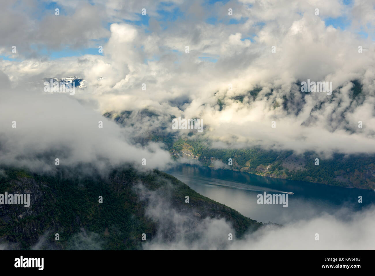 Punto di vista Stagastein con vedute panoramiche del famoso fiordo Aurlandsfjorden Foto Stock