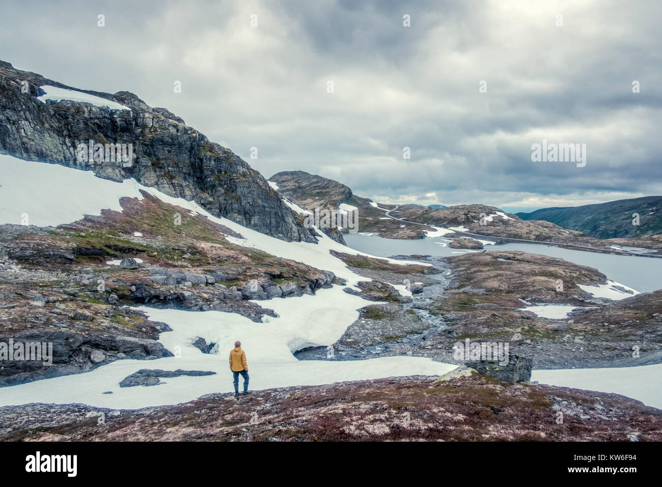 Tipico paesaggio norvegese con montagne innevate Foto Stock