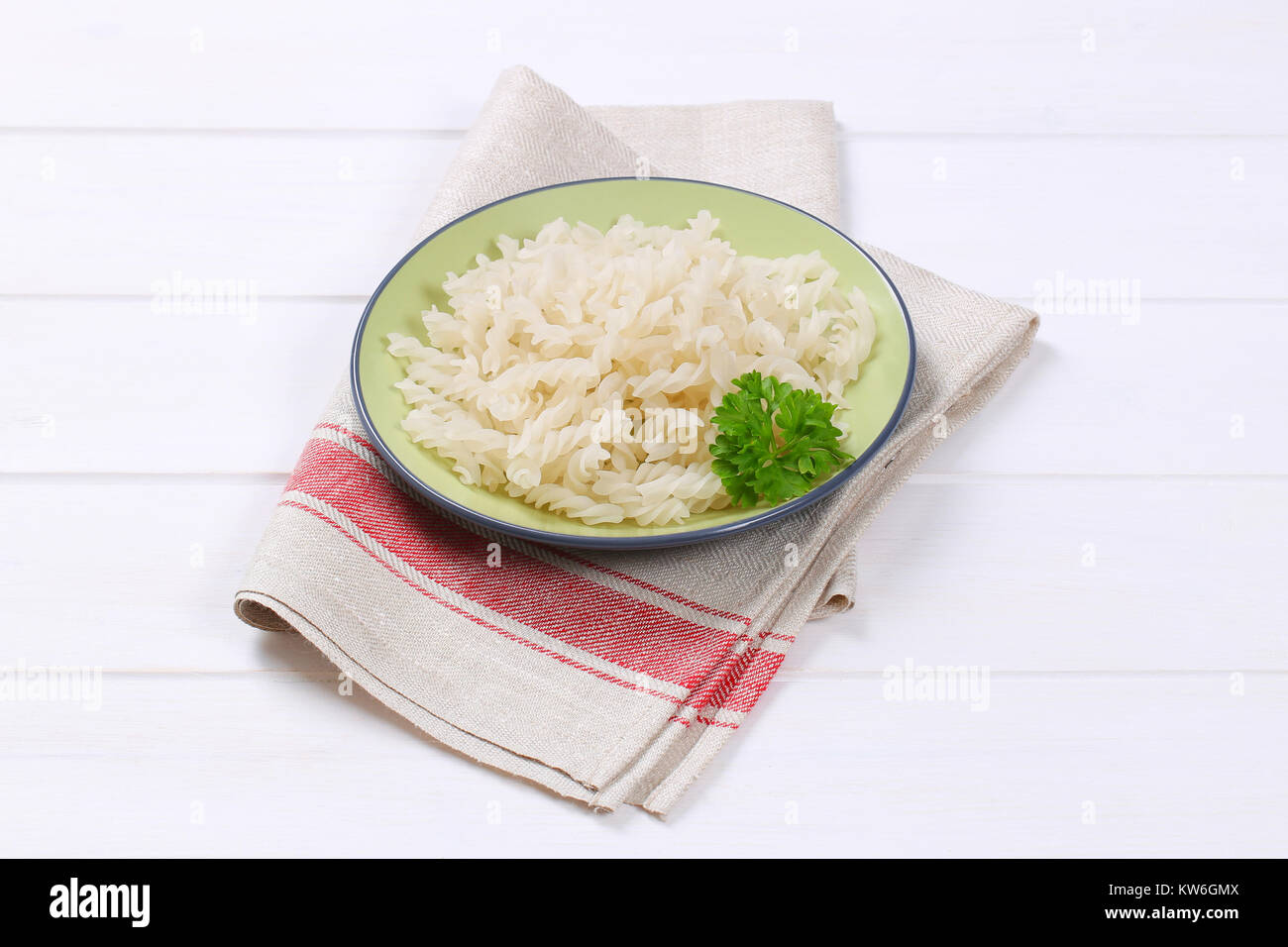 Piatto di riso cotto pasta fusilli sul tappetino posto Foto Stock