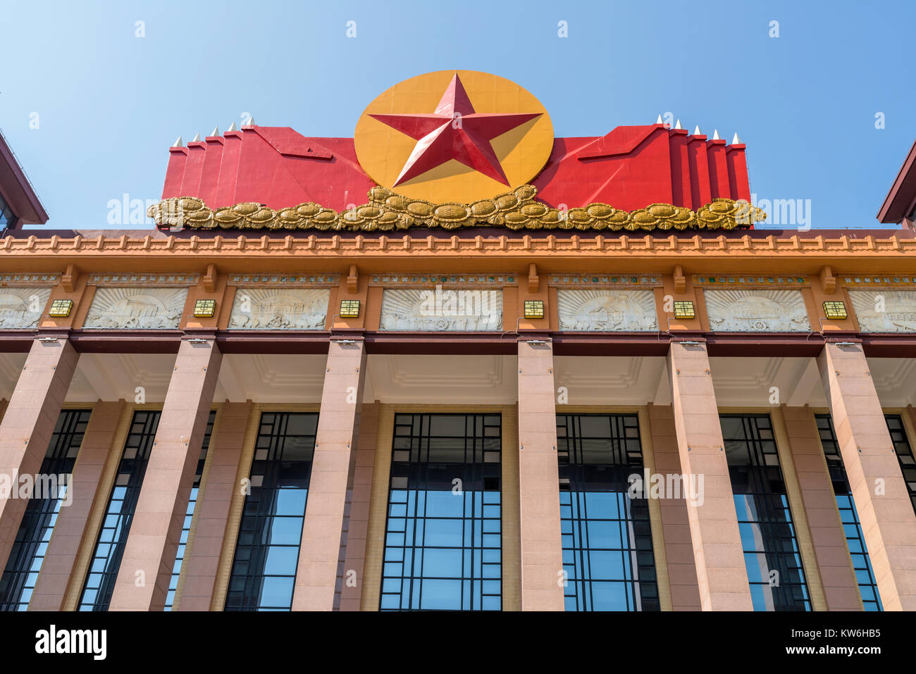La facciata del JiangXi Exhibition Centre - un close-up a basso angolo di vista frontale di ingresso del Jiangxi Provincial Exhibition Centre, Nanchang, Jiangxi, Cina. Foto Stock