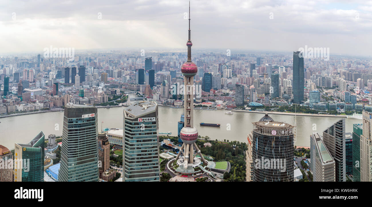 Panoramica del centro cittadino di Shanghai - Un' antenna vista panoramica del moderno skyline del centro di Shanghai presso banche del fiume Huangpu, Shanghai, Cina. Foto Stock