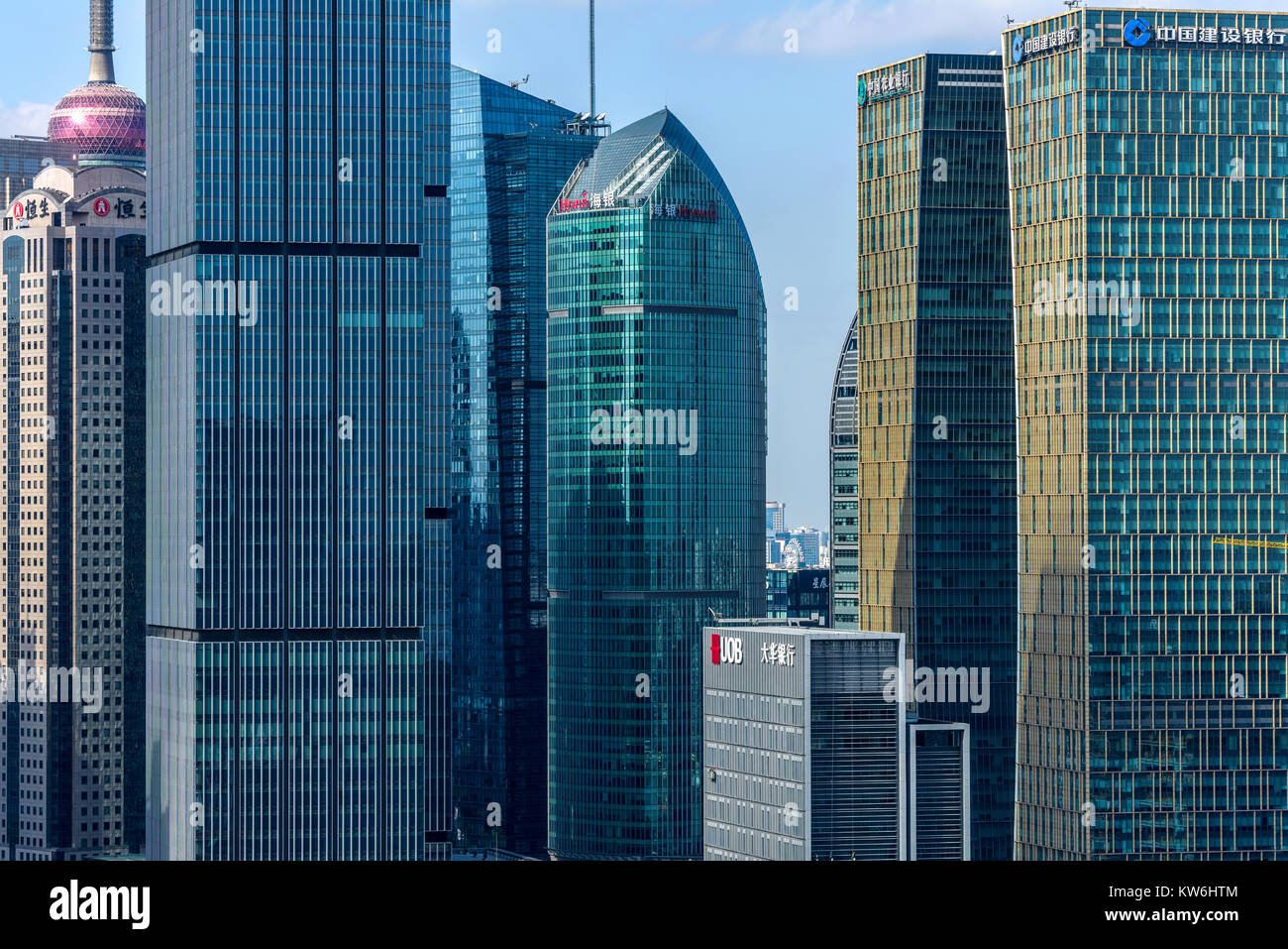 Moderno skyline di Shanghai - un primo piano colorato e moderno in vetro e acciaio edifici e skyline con sunny blue sky in Lujiazui, Shanghai, Cina. Foto Stock